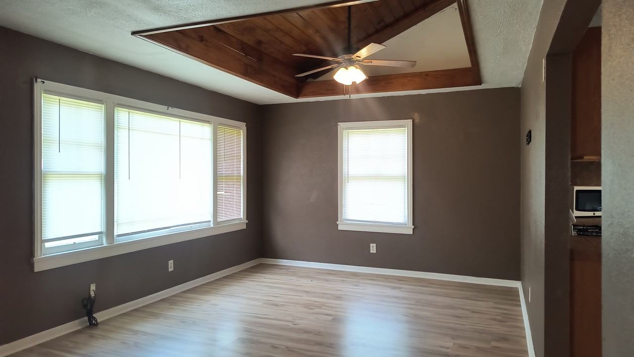 1113 W 33rd Ave #1 - Photo 3 of 10