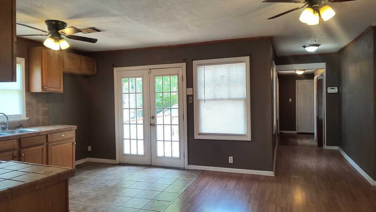1113 W 33rd Ave #1 - Photo 4 of 10