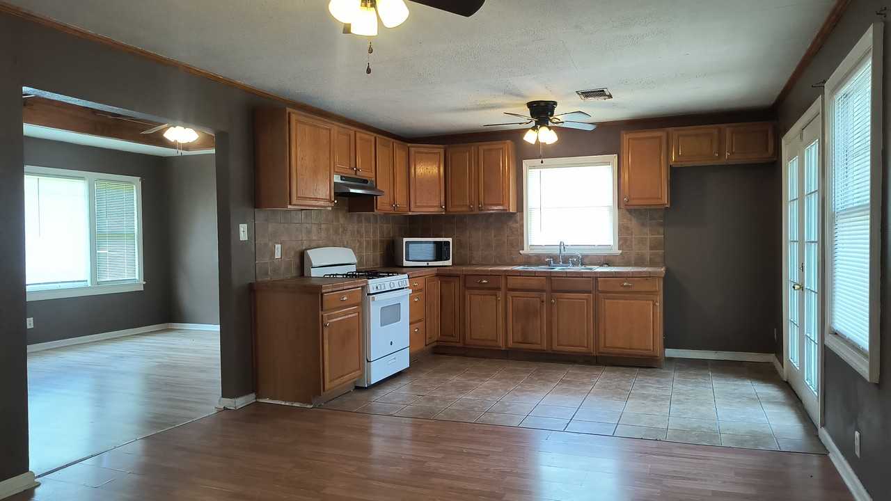 1113 W 33rd Ave #1 - Photo 5 of 10
