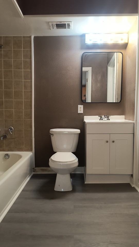 1113 W 33rd Ave #1 - Photo 6 of 10