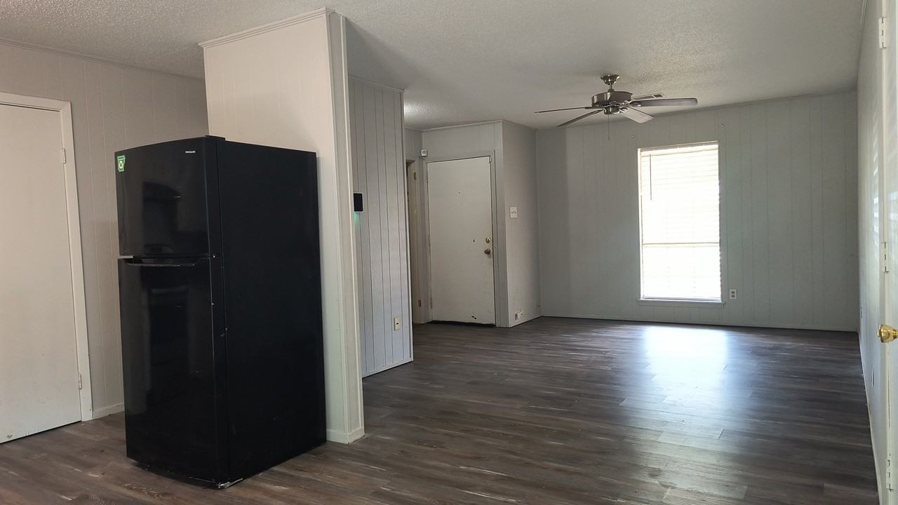 2203 Crestwood #1 - Photo 3 of 8