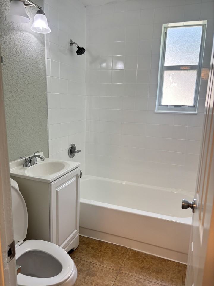 10615 Biscayne Blvd #1 - Photo 7 of 38