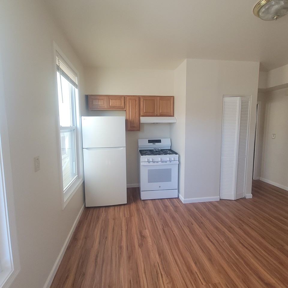 138 Carlisle St 2nd Fl #2 - Photo 4 of 20