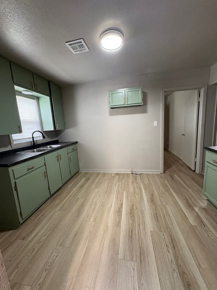 819 N Denver St #1 - Photo 3 of 11