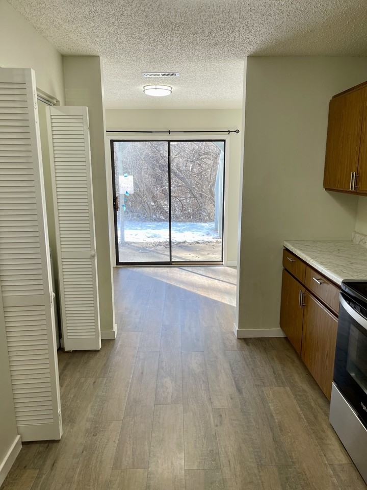 828 E Prairie Hill Dr #B - Photo 3 of 10