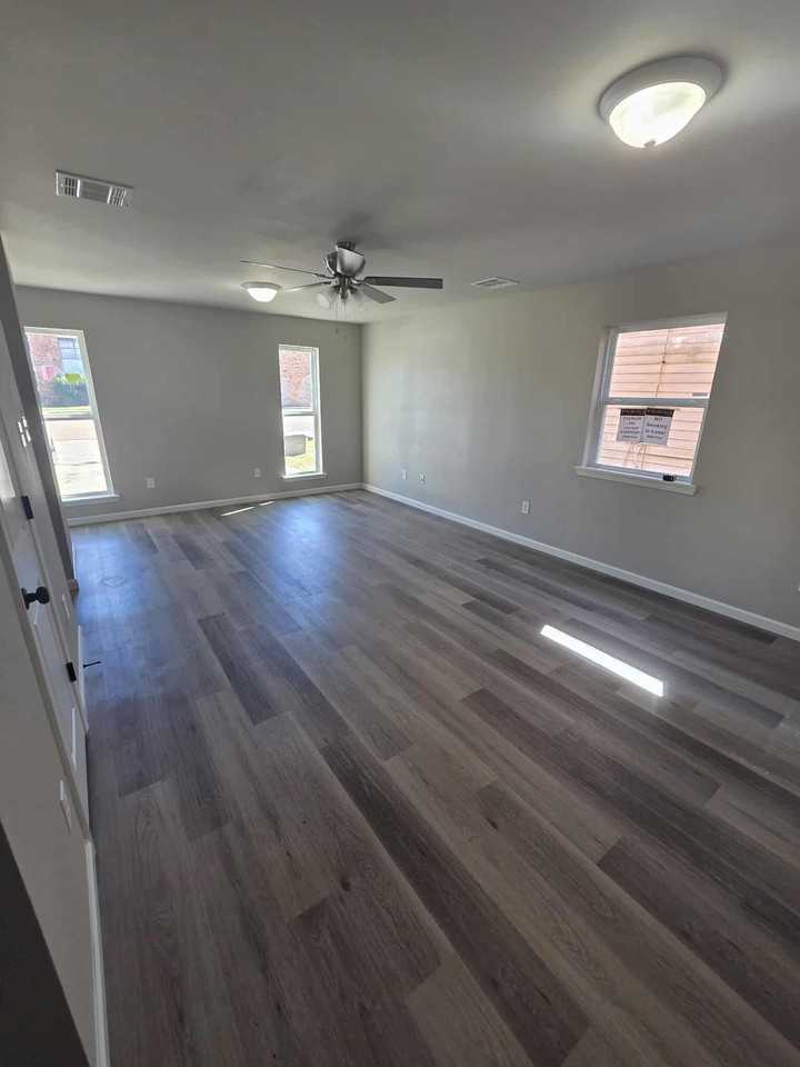 408 Scotsdale St #1 - Photo 4 of 8