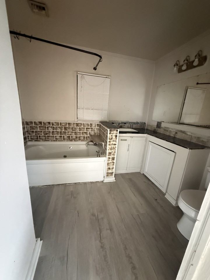 501 W 12th St #1 - Photo 7 of 10