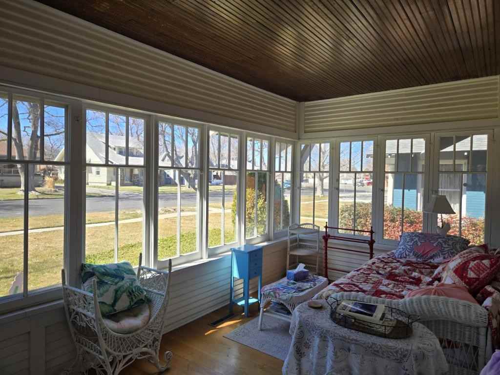 228 9th Ave N - Photo 4 of 43
