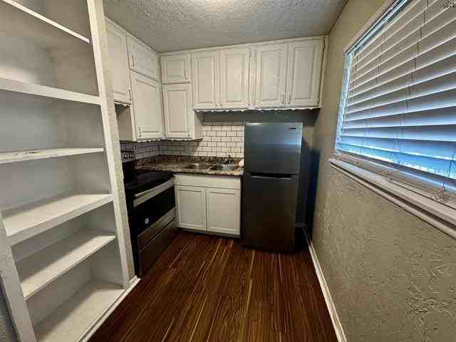 1710 10th St - Photo 3 of 8