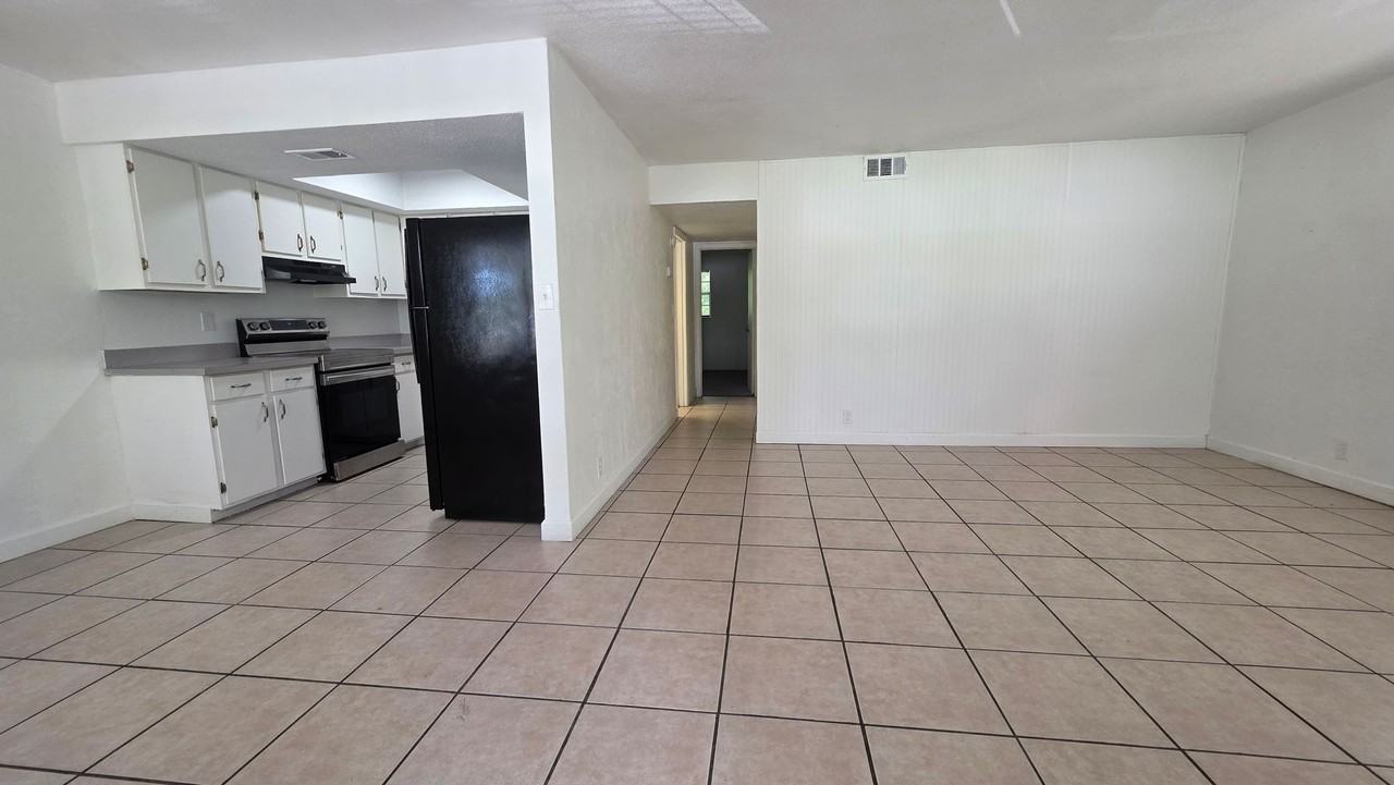 1140 S Ridgewood Ave - Photo 3 of 9