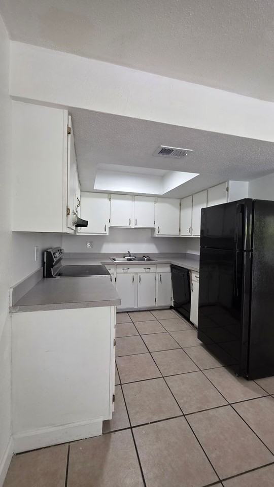 1140 S Ridgewood Ave - Photo 4 of 9