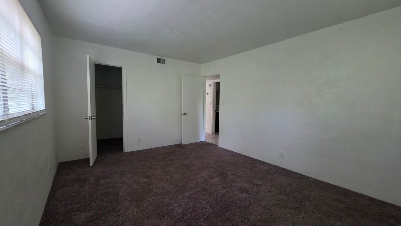 1140 S Ridgewood Ave - Photo 7 of 9