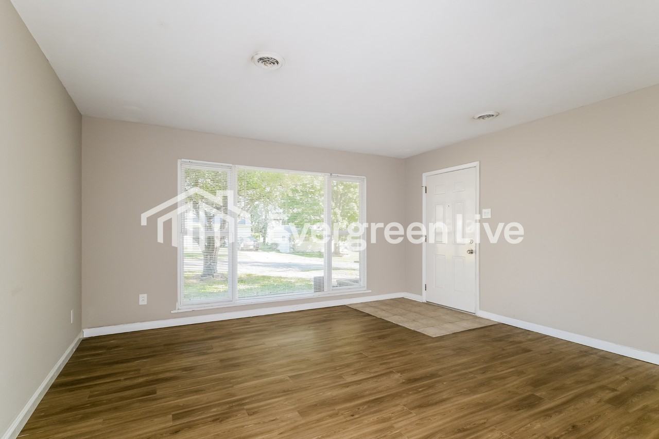 9524 Stansberry Ave - Photo 4 of 15