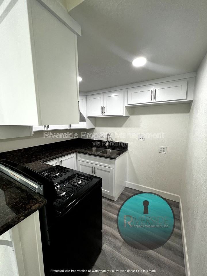 1221 Villa St #A - Photo 5 of 14