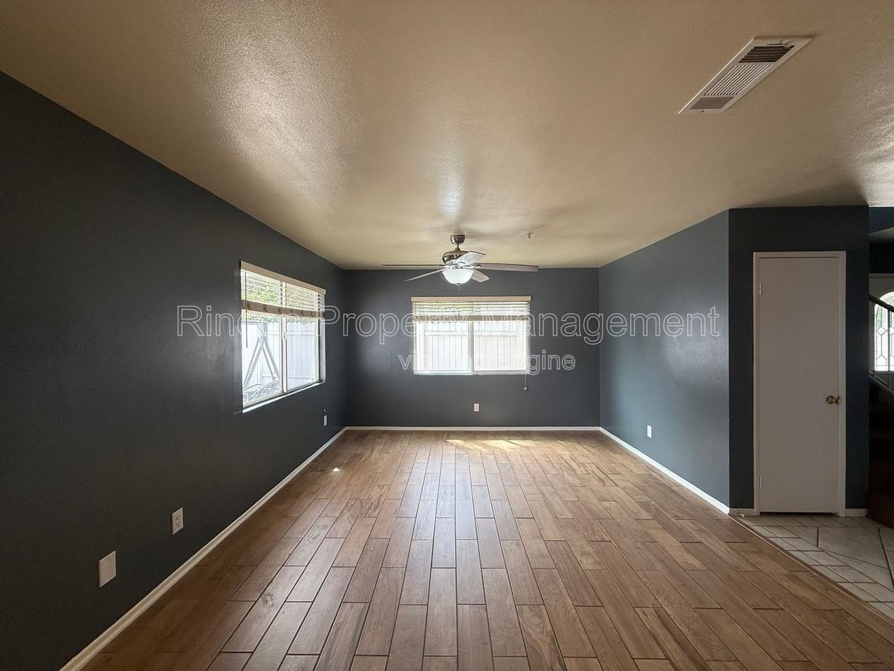 1540 Pyramid Ave - Photo 5 of 17