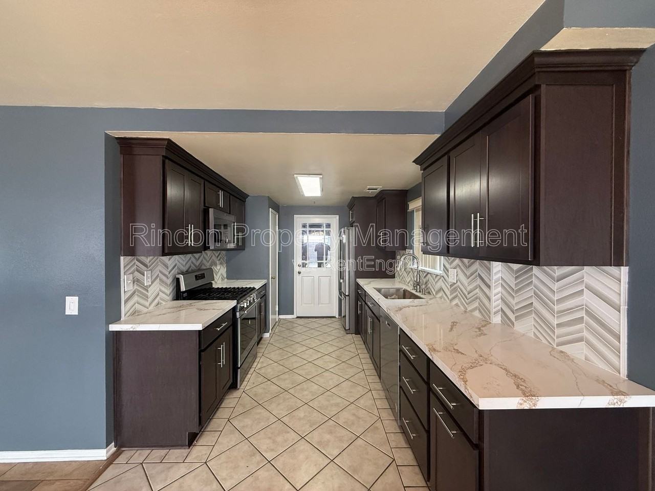 1540 Pyramid Ave - Photo 7 of 17