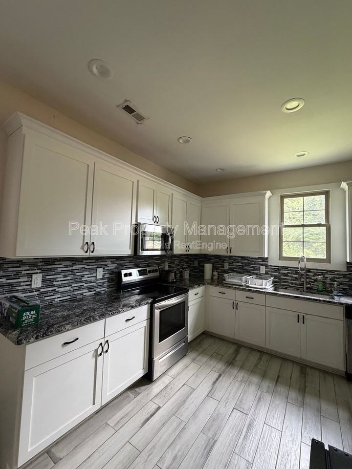 2311 Lamb Ave - Photo 3 of 10