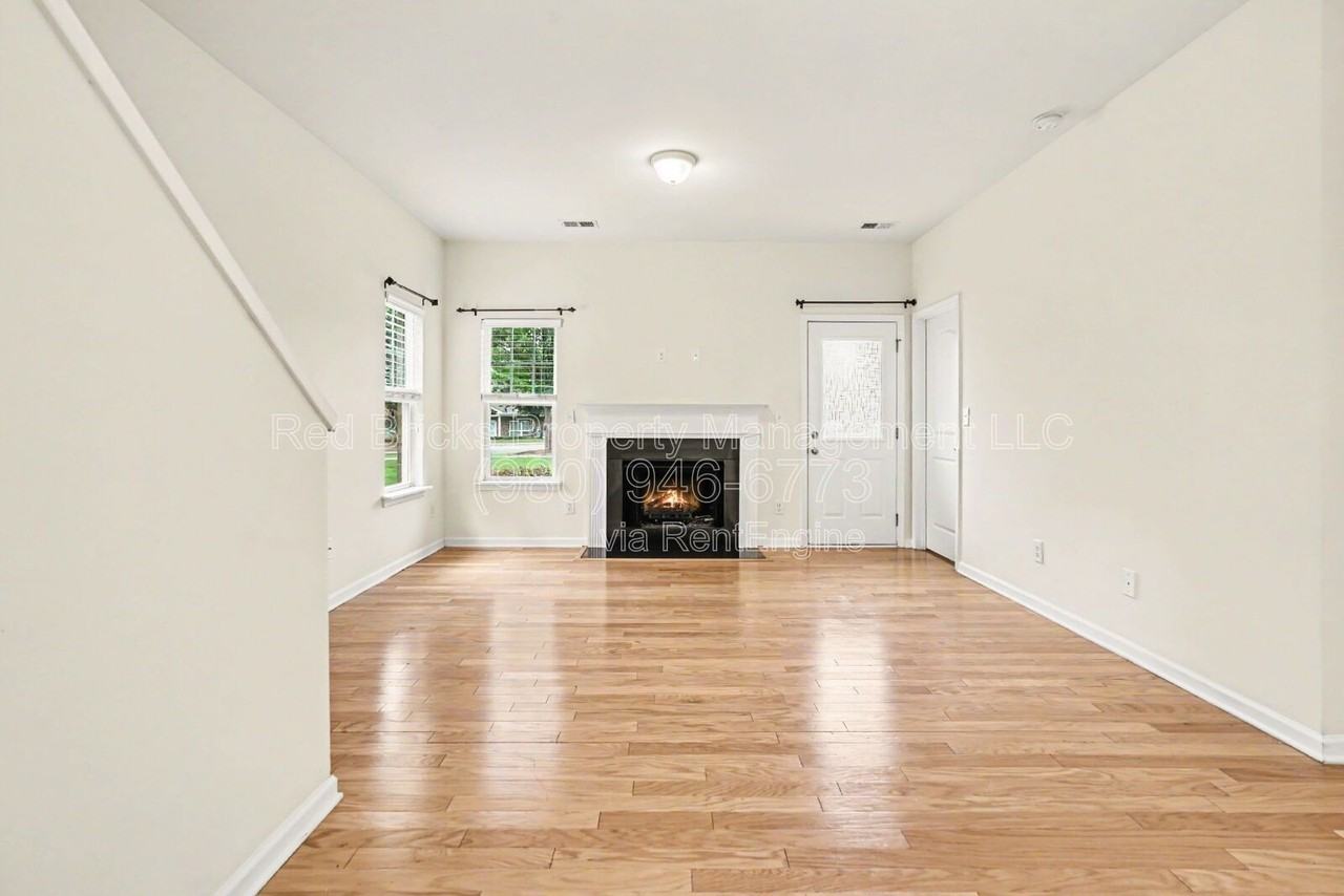 10420 Benfield Rd - Photo 5 of 34