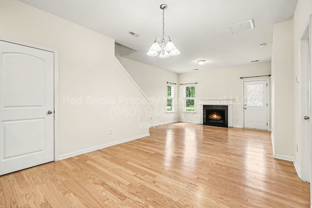 10420 Benfield Rd - Photo 6 of 34