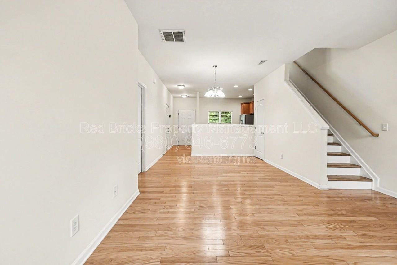 10420 Benfield Rd - Photo 7 of 34
