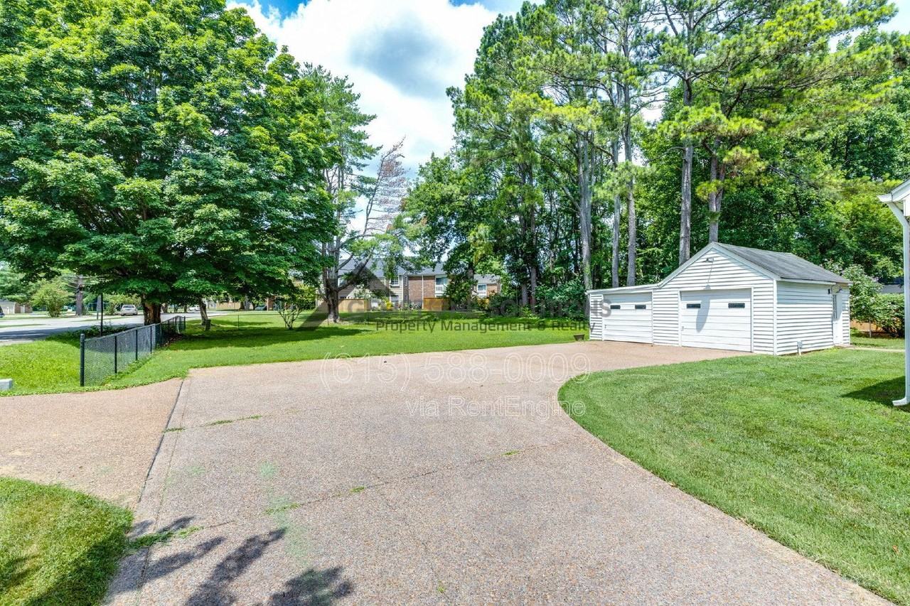 715 Hillsboro Rd - Photo 6 of 40