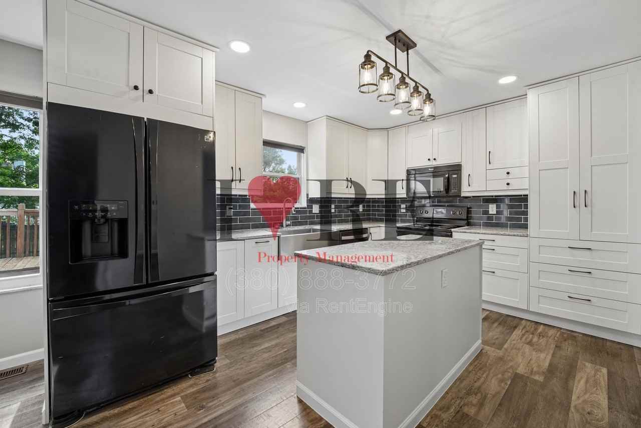 3048 Hollybank Rd - Photo 6 of 41