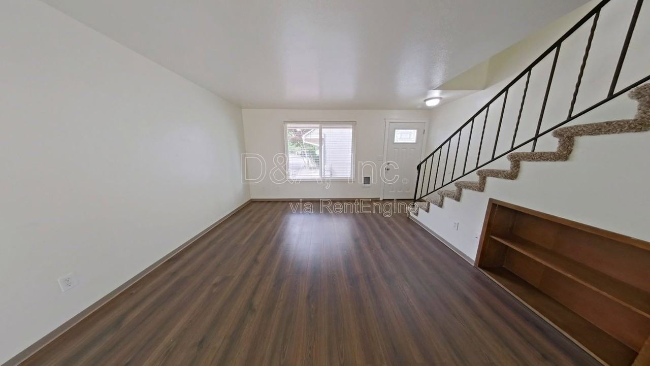 138 Ne Conifer Blvd #6 - Photo 3 of 17