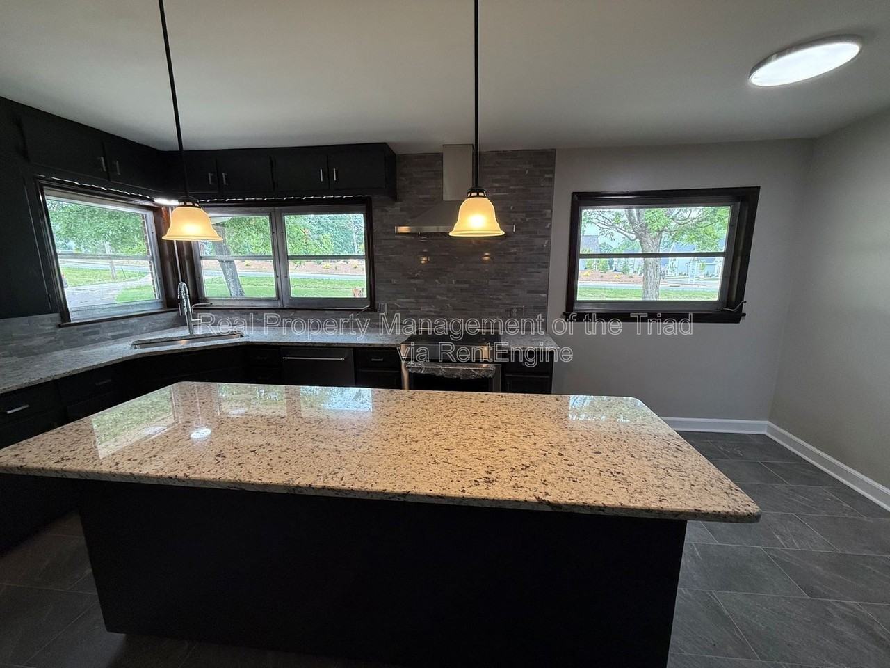 2345 Griffith Rd - Photo 5 of 26