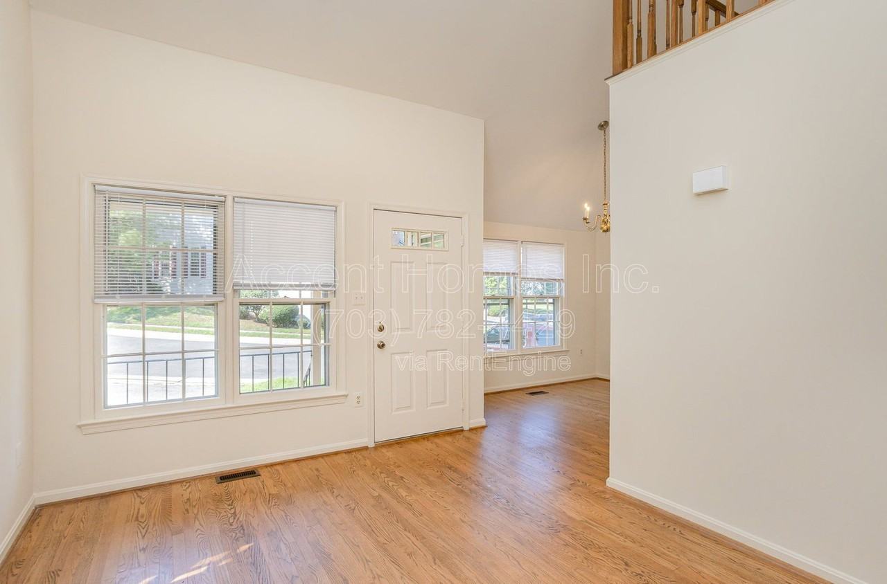7461 Ridge Oak Ct - Photo 5 of 38