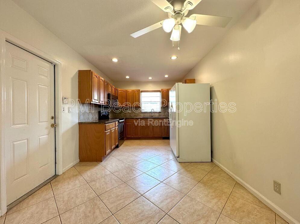 1292 Essex Dr - Photo 5 of 26