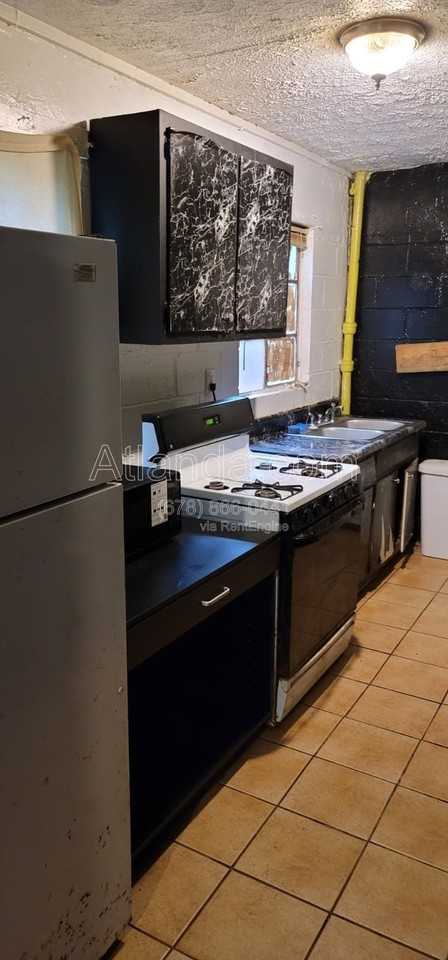 1176 Garibaldi St Sw - Photo 3 of 7