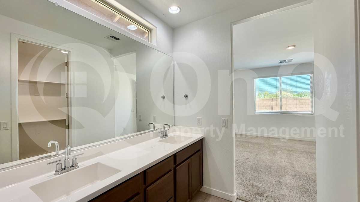 6342 W Raymond St - Photo 7 of 23