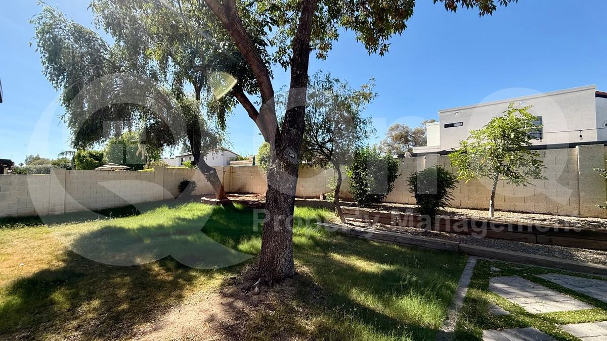 5420 E Paradise Ln - Photo 5 of 26
