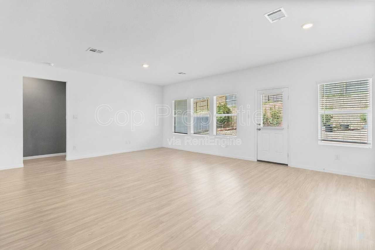 31821 Nimbus Dr - Photo 6 of 41