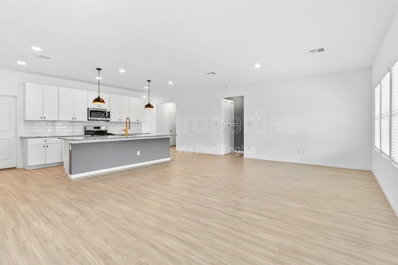 31821 Nimbus Dr - Photo 7 of 41