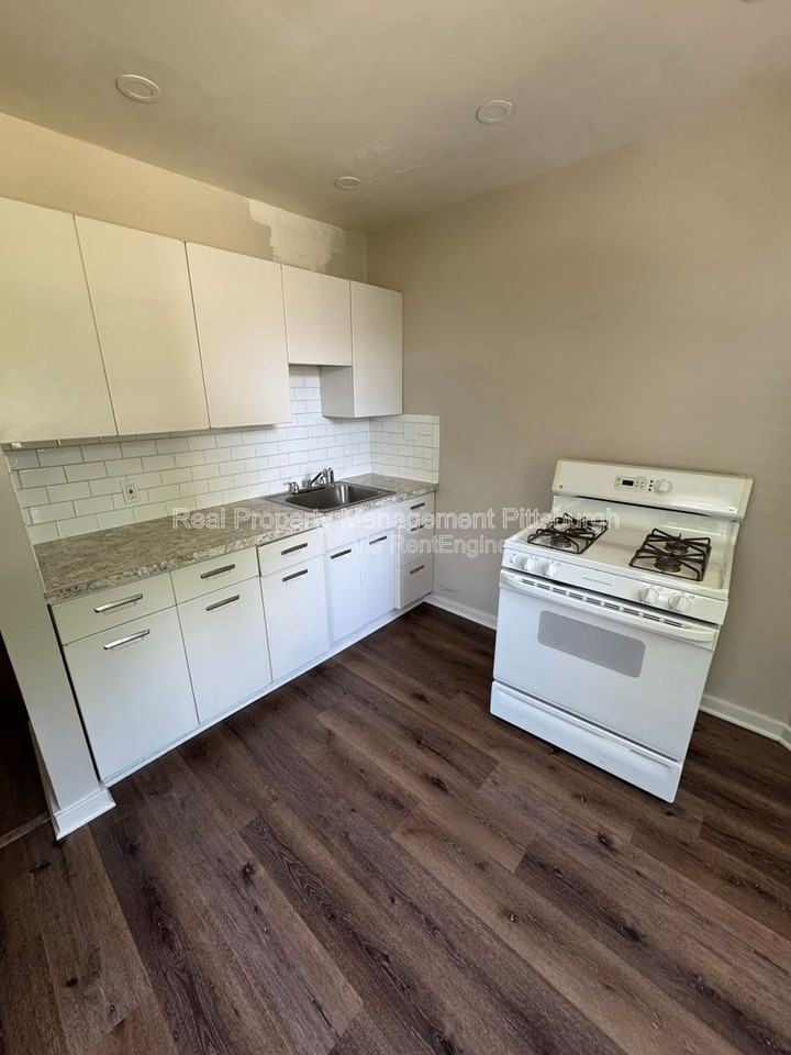 126 Earl St - Photo 6 of 13