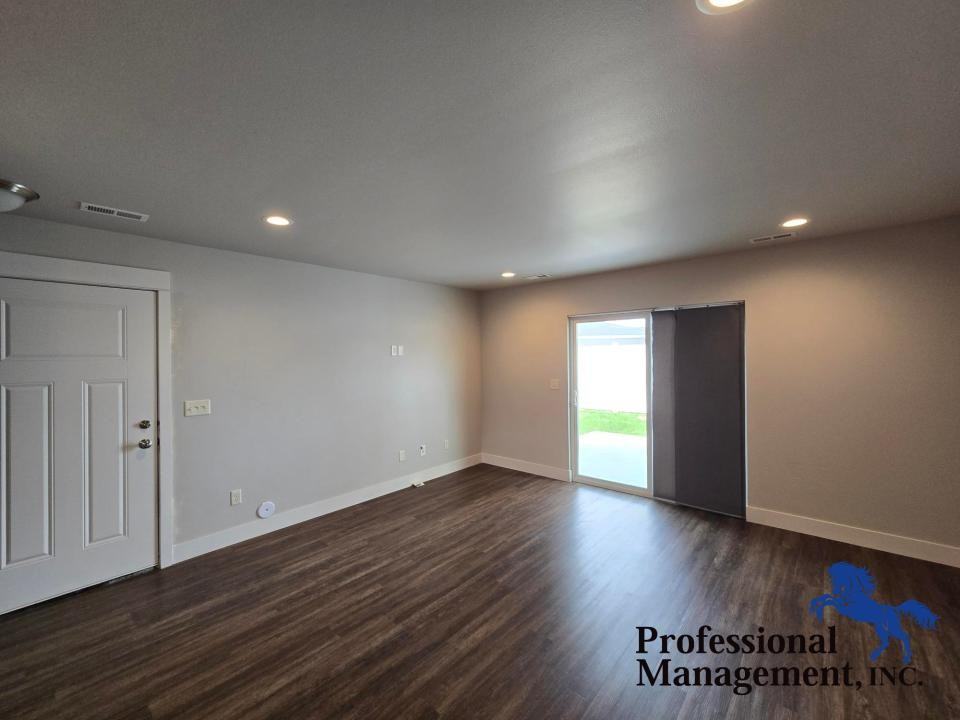 933 Kingston Ave - Photo 2 of 10