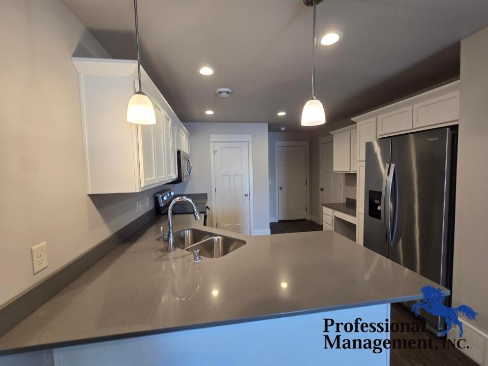 933 Kingston Ave - Photo 3 of 10