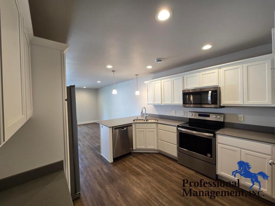 933 Kingston Ave - Photo 4 of 10
