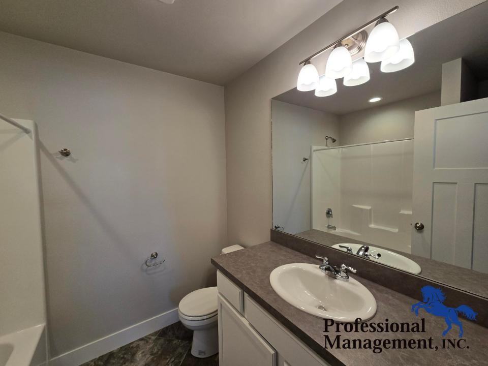 933 Kingston Ave - Photo 6 of 10