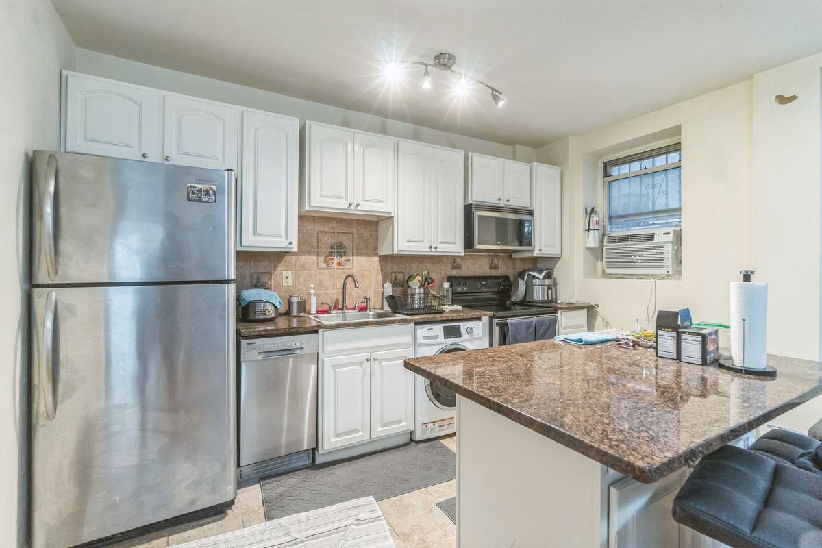 318 Hudson St ##B - Photo 3 of 3