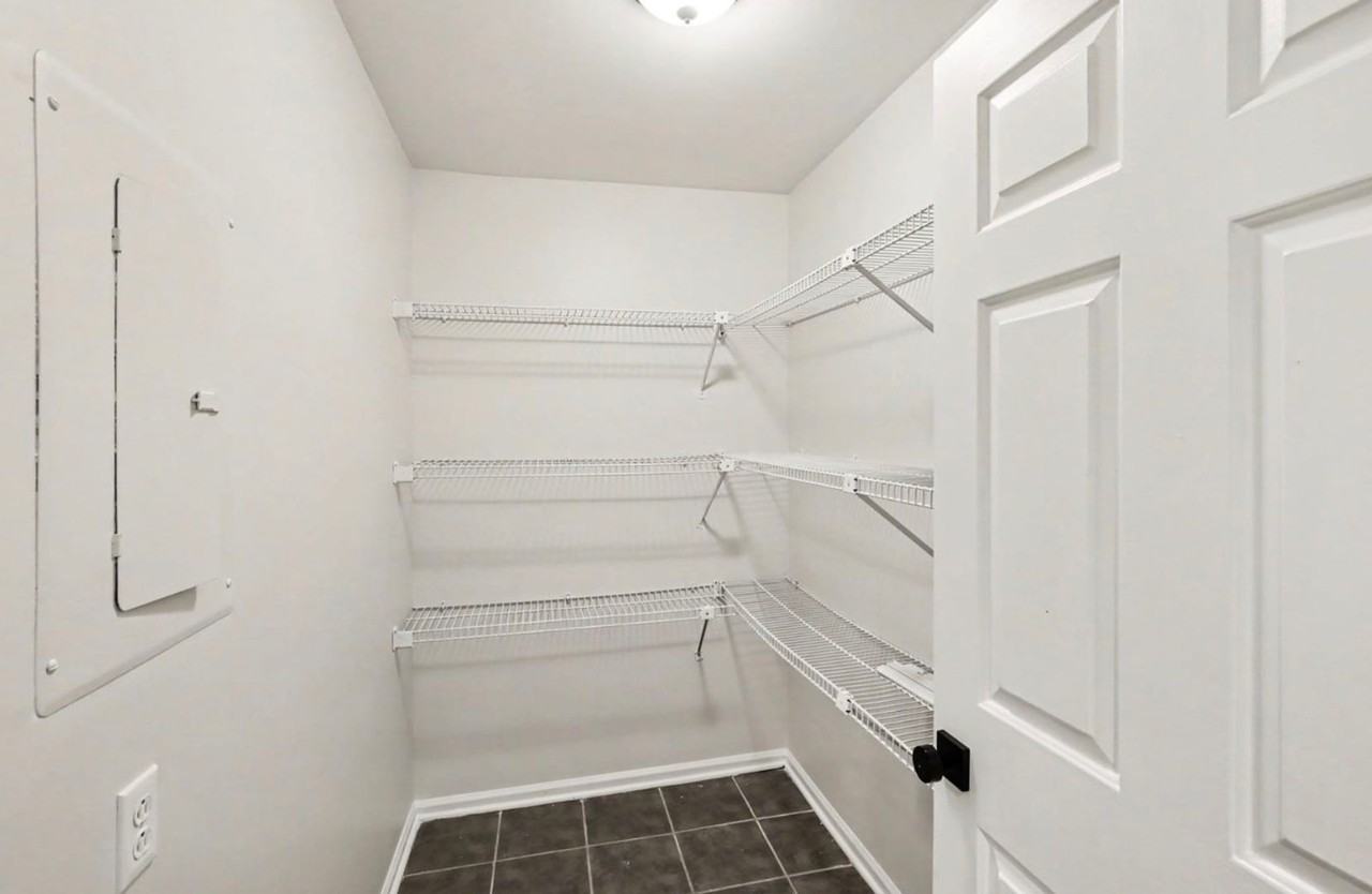 213 Hillsboro Pl - Photo 6 of 18
