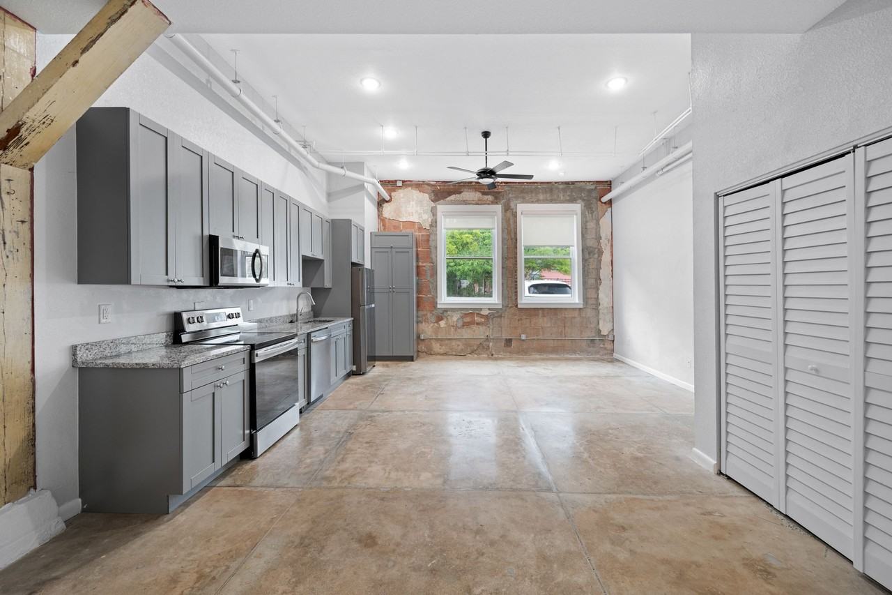 Modern, Industrial Flats in Tampa Heights - Photo 4 of 13
