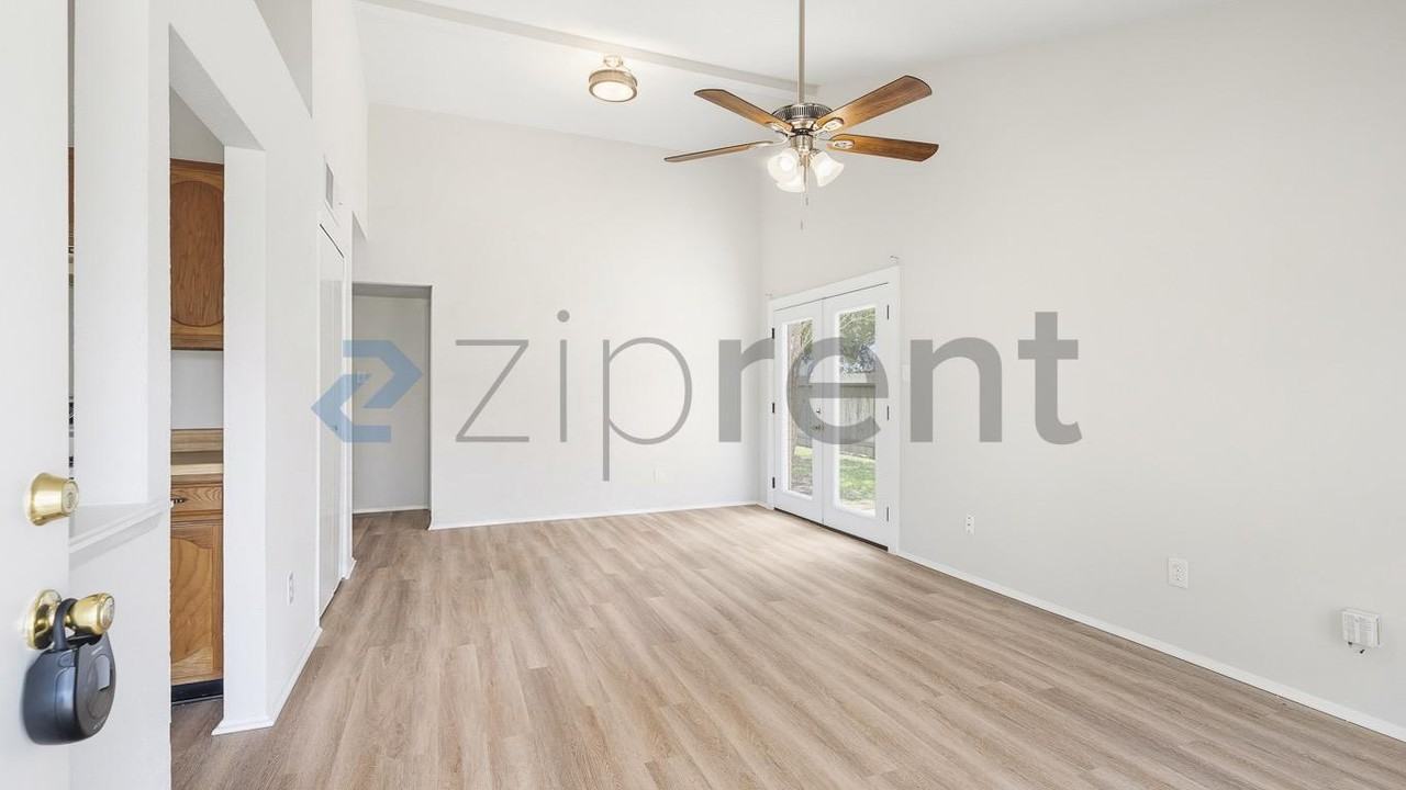 24010 Four Sixes Ln - Photo 5 of 11