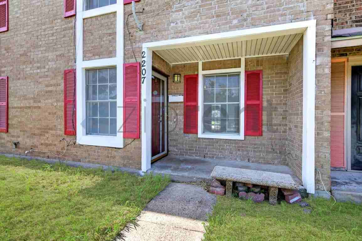 2207 Montclair Dr - Photo 4 of 27