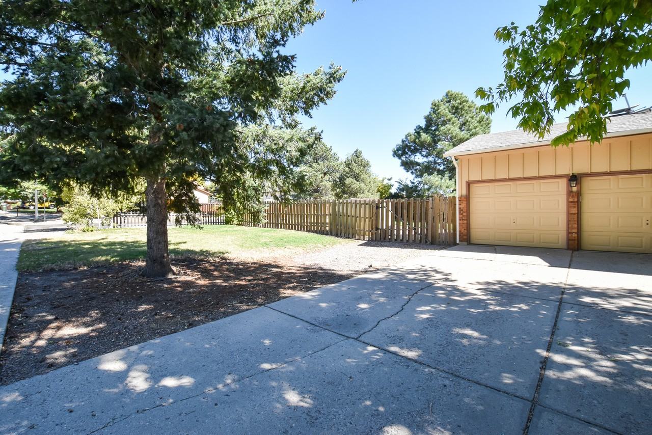 4925 Hackamore Dr N - Photo 3 of 30