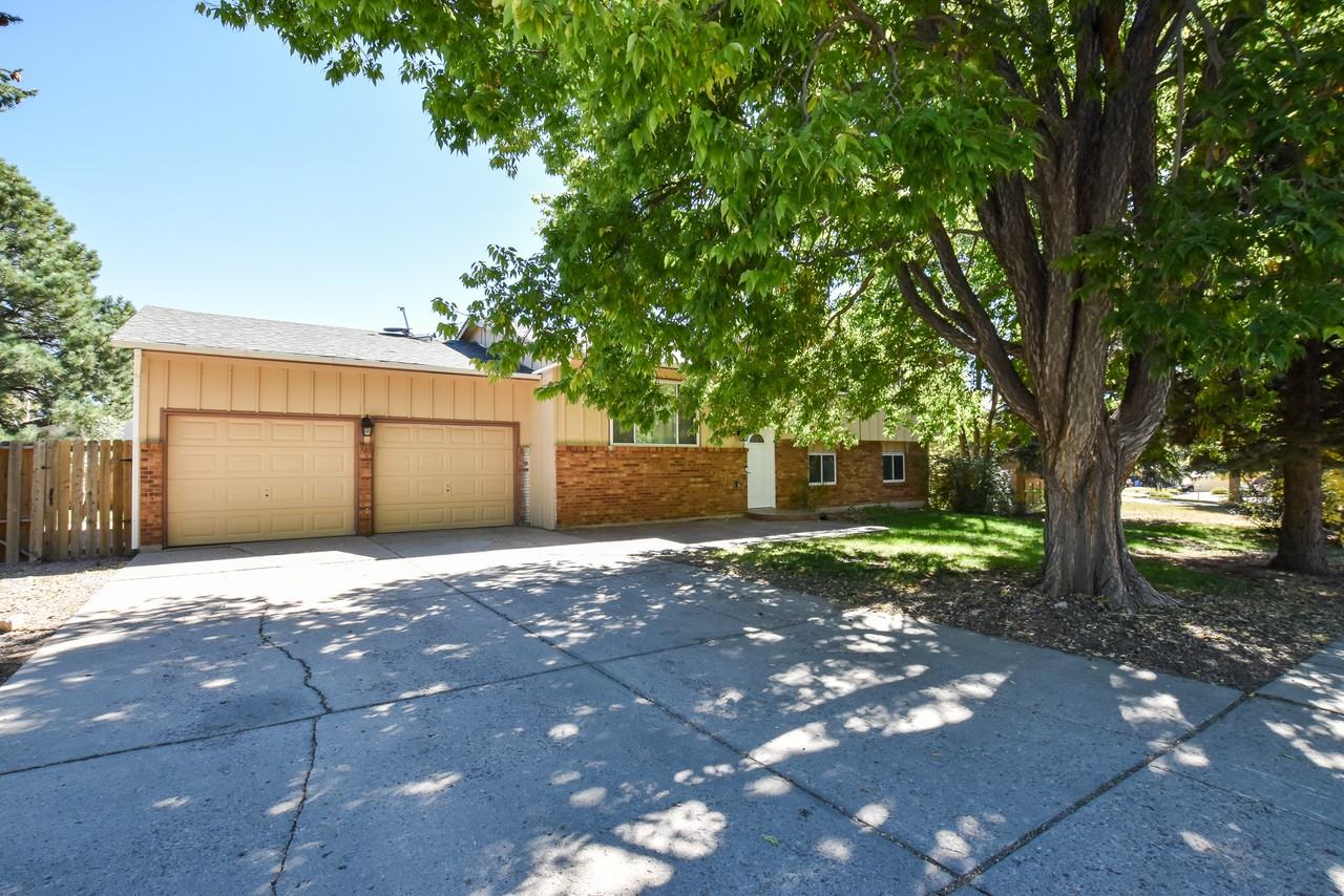 4925 Hackamore Dr N - Photo 7 of 30