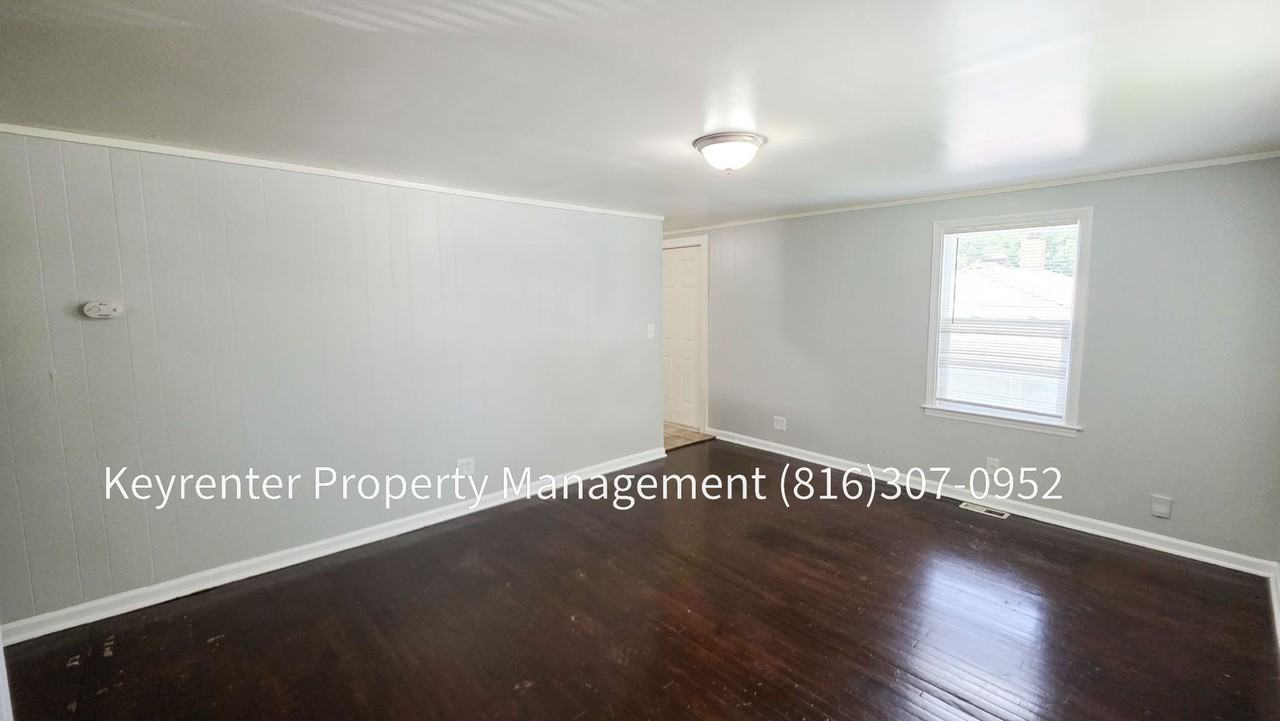 802 S Logan Ave - Photo 4 of 19