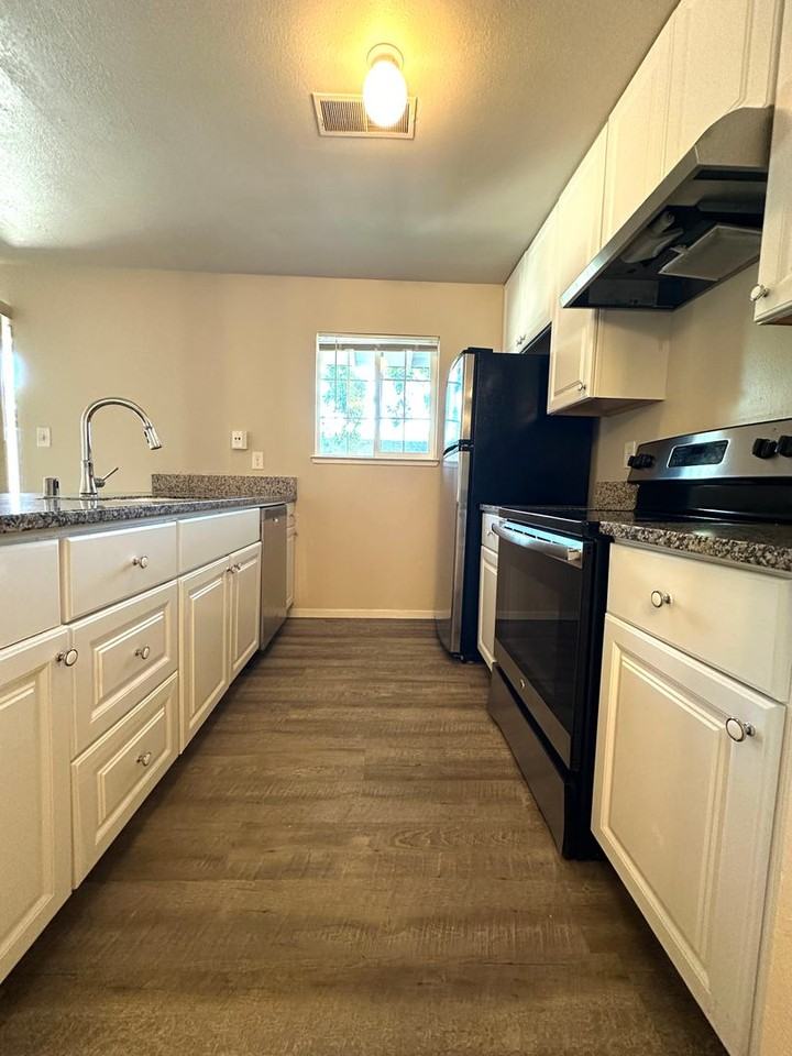 609 Fort Sumpter Dr - Photo 4 of 22