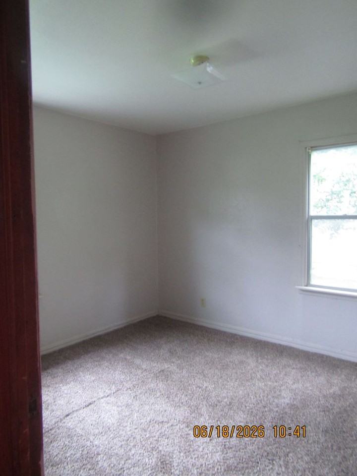 1713 Nw Ozmun Ave - Photo 6 of 11